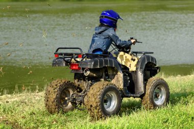 Çocuk bir Atv üzerinde seyahat.