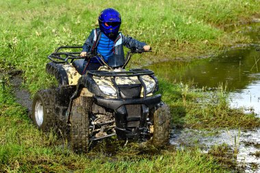 Çocuk bir Atv üzerinde seyahat.