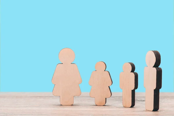 The image of a full family. Wooden figures. — Stock Photo, Image
