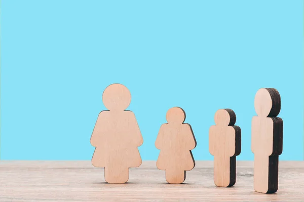 Das Bild einer ganzen Familie. Holzfiguren. — Stockfoto