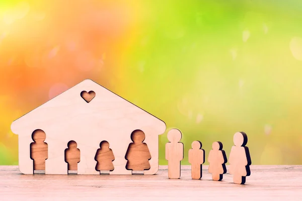 La imagen de una familia completa. Figuras de madera . — Foto de Stock