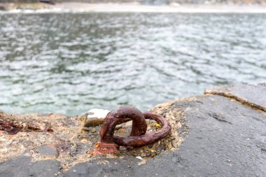 Bir teknede denizin demirleme yeri