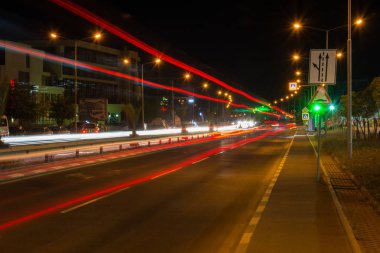 Sveti Vlas, Bulgaristan bulanık ışığın araba trafik ile gece şehri