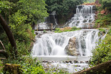 Dzhurin şelale Ukrayna. Güzel yaz doğa.