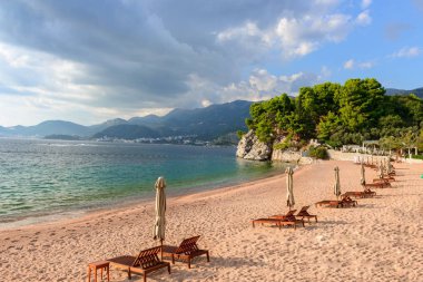 Güzel Oda. Mavi gökyüzü bulutlar ve turkuaz su ile. Reklam