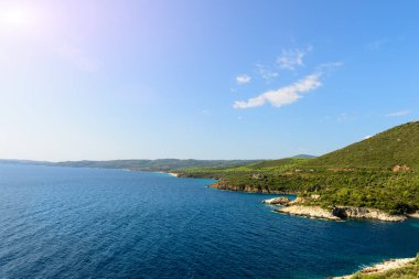 Açık güneşli bir günde Akdeniz plajı, Yunanistan ve Halkidiki.