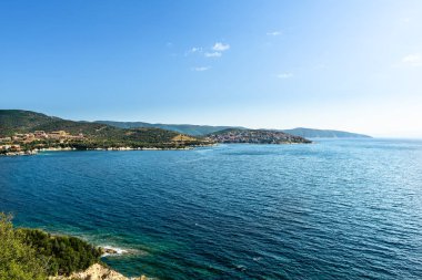 Açık güneşli bir günde Akdeniz plajı, Yunanistan ve Halkidiki.