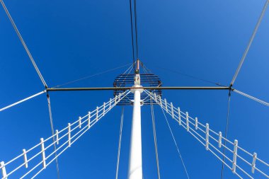 Mavi gökyüzü gemi direği.