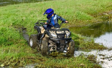 Çocuk bir Atv üzerinde seyahat.