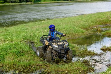Çocuk bir Atv üzerinde seyahat.