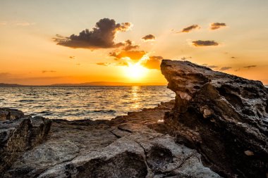 Denizin üzerinde güzel bulutlar, güneşin doğuşu.
