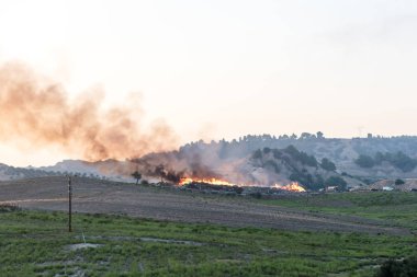 Bir büyük şehir çöp üzerinde ateş.