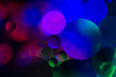 Su yüzeyine petrol damlaları soyut bir arkaplan