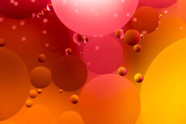 Su yüzeyine petrol damlaları soyut bir arkaplan