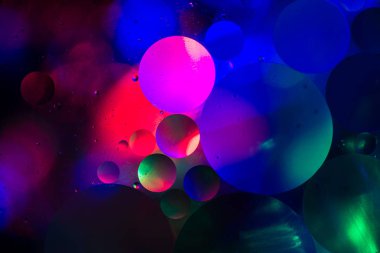 Su yüzeyine petrol damlaları soyut bir arkaplan