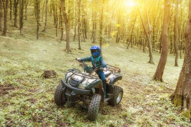Çocuk bir Atv üzerinde seyahat.