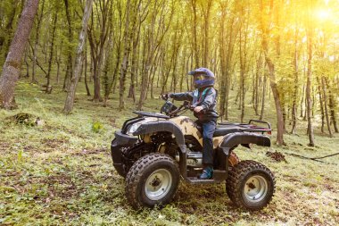 Çocuk bir Atv üzerinde seyahat.