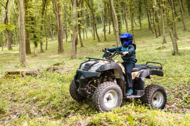Çocuk bir Atv üzerinde seyahat.