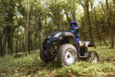 Çocuk bir Atv üzerinde seyahat.
