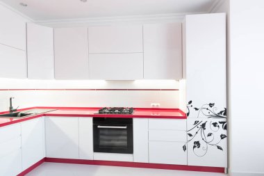 Konforlu modern mutfak. Böyle bir mutfakta çalışma zevk için modern ev kadını getiriyor.