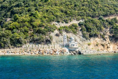 Akdeniz kıyısında güzel Ortodoks Kilisesi. Mount Athos