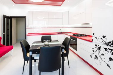 Konforlu modern mutfak. Böyle bir mutfakta çalışma zevk için modern ev kadını getiriyor.