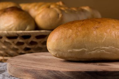 Taze ev yapımı hamburger ekmek buns koyu ahşap arka plan üzerinde