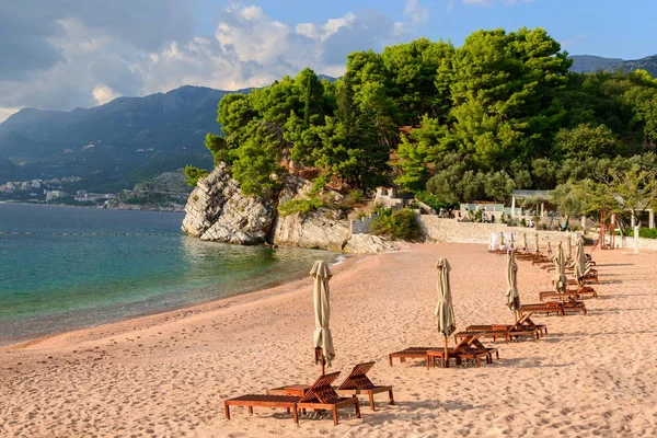 Güzel Oda. Mavi gökyüzü bulutlar ve turkuaz su ile. Reklam