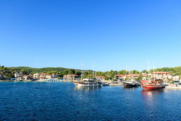 Navio viajante, Athos, Halkidiki, Grécia. Pjazage Litoral Monte Athos. Locais pitorescos da Grécia — Fotografia de Stock