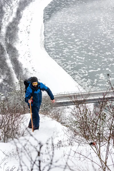 Un hombre viaja en invierno. Espectacular vista del río . — Foto de Stock