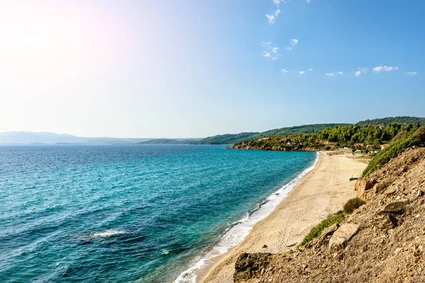 Beach on the Mediterranean in a clear sunny day, Greece, Halkidiki. — Stock Photo, Image