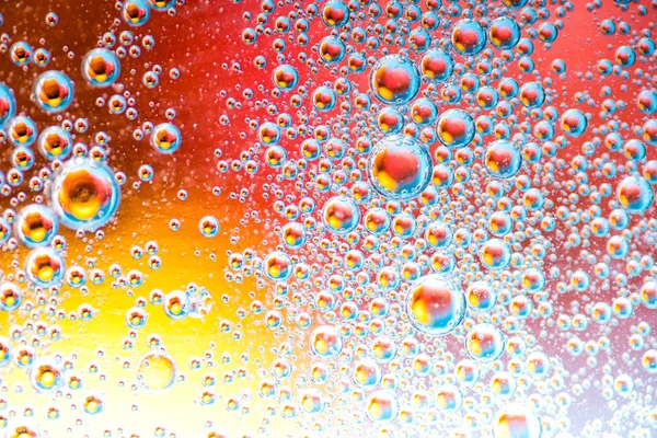 Astratto sfondo colorato con gocce d'olio e onde sulla superficie dell'acqua — Foto Stock