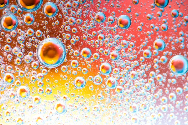 Абстрактный красочный фон с капельками масла и волнами на поверхности воды — стоковое фото