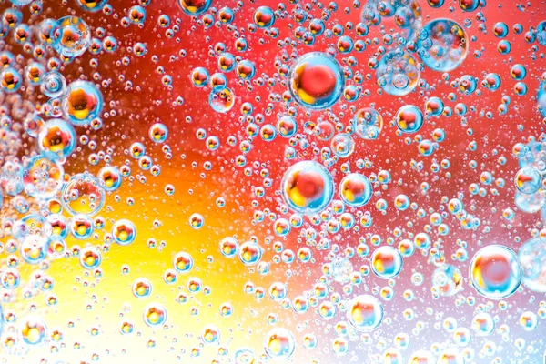 Astratto sfondo colorato con gocce d'olio e onde sulla superficie dell'acqua — Foto Stock