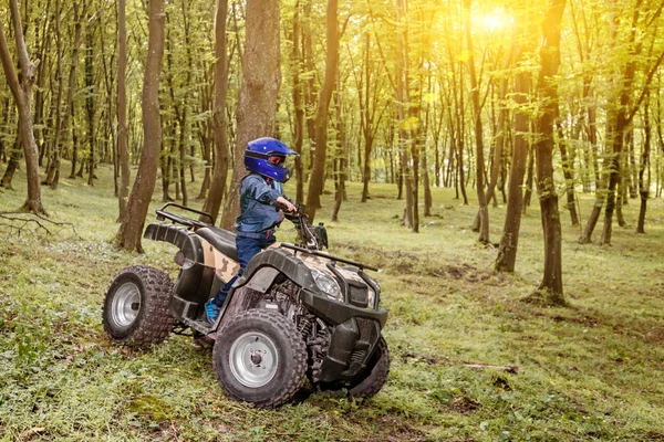 Chlapec je cestování na Atv. — Stock fotografie