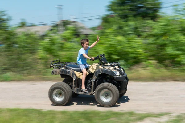 El chico está viajando en un ATV . — Foto de Stock