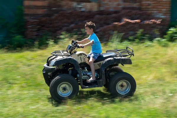 Chlapec je cestování na Atv. — Stock fotografie