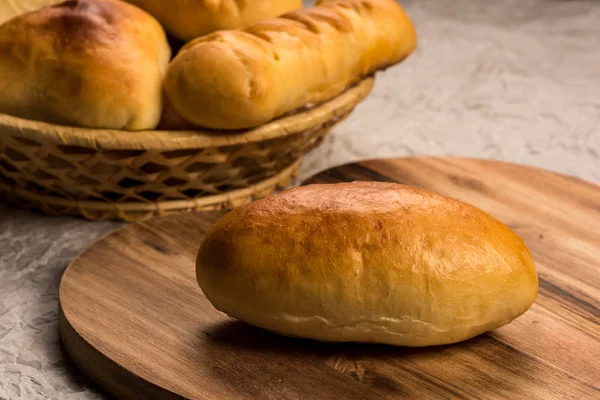 Friss házi burger kenyeret zsemlét-sötét fa háttér — Stock Fotó