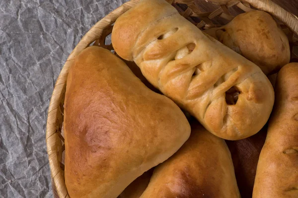 Ψωμάκια ψωμί φρέσκο σπιτικό μπιφτέκι σε σκούρο φόντο ξύλου — Φωτογραφία Αρχείου