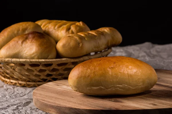Ψωμάκια ψωμί φρέσκο σπιτικό μπιφτέκι σε σκούρο φόντο ξύλου — Φωτογραφία Αρχείου