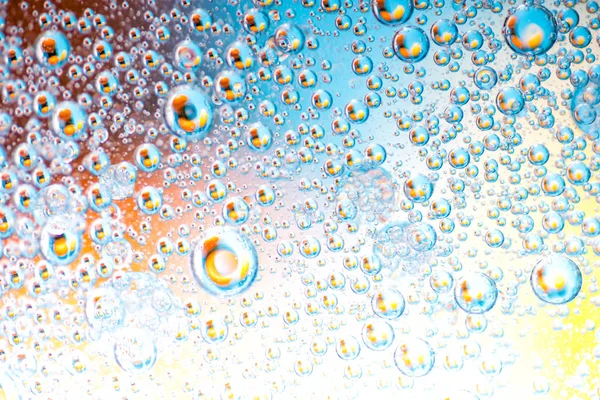 Αφηρημένο πολύχρωμο φόντο με σταγόνες λαδιού και κύματα στην επιφάνεια του νερού — Φωτογραφία Αρχείου
