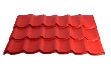 Beyaz arka planda izole metal kiremit. Çatı malzemesi