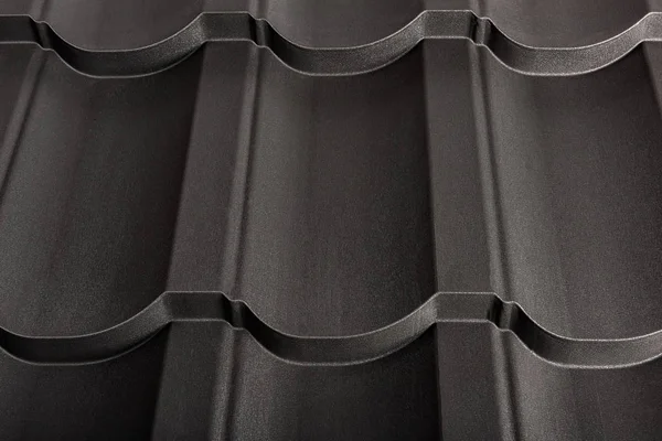 Telha de metal isolado em fundo branco. Material para telhado — Fotografia de Stock
