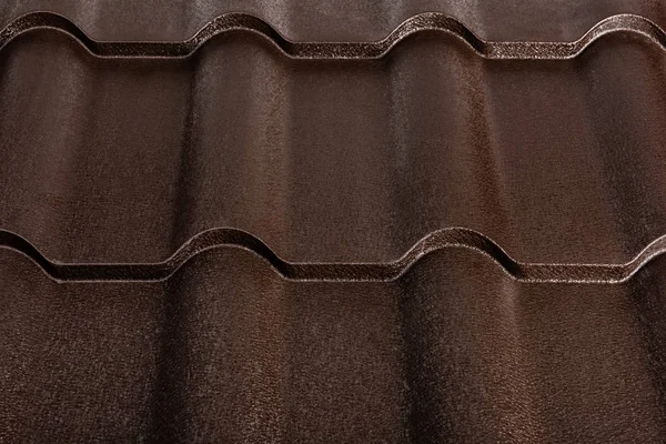 Baldosas metálicas aisladas. Material para techos moderno. Textura diagonal —  Fotos de Stock