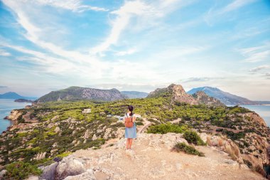 Akdeniz sahil boyunca seyahat genç güzel kız.