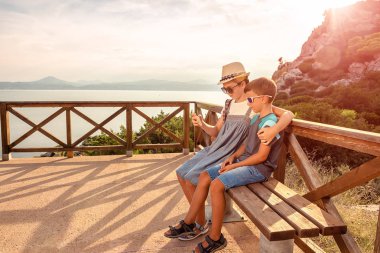 Sahilde genç blogcular. Yunanistan'ın güzel yerler.