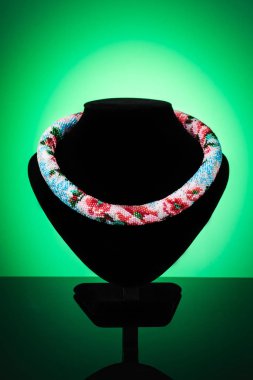 Güzel manken, el yapımı kolye.