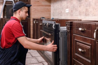 Profesyonel alt montaj fırın. Mutfak mobilya montajı.