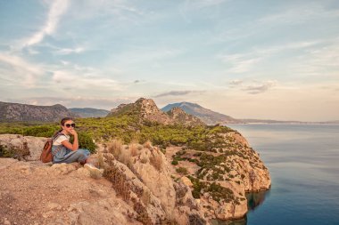 Akdeniz sahil boyunca seyahat genç güzel kız.