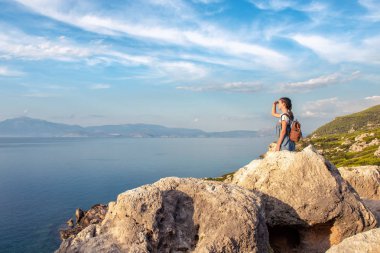 Akdeniz sahil boyunca seyahat genç güzel kız.